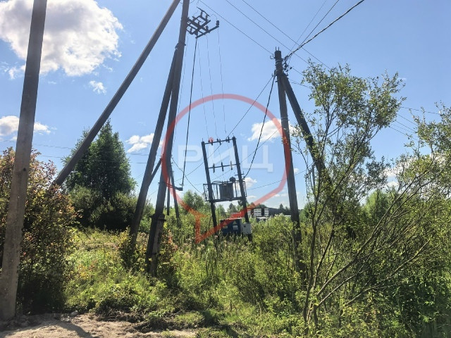 В деревне Коростелево электрики меняют трансформатор