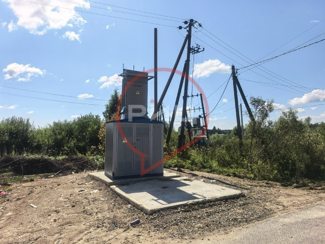 В деревне Коростелево электрики меняют трансформатор