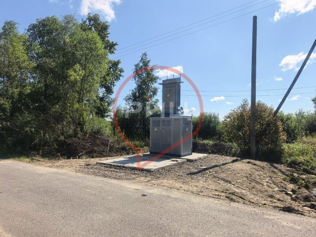 В деревне Коростелево электрики меняют трансформатор