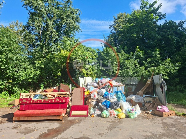 Боровчане с Мира, 59 просят избавить их двор от навалов мусора