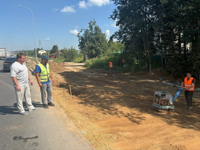 В Балабанове начались дорожные работы по обустройству дополнительного съезда на Киевском шоссе в районе улицы 8-й Восточной и CHT «Ягодка»