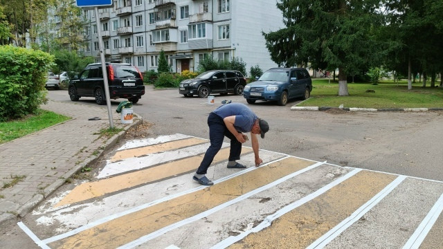 В преддверии нового учебного года в Балабанове обновляют разметку на пешеходных переходах рядом с образовательными учреждениями