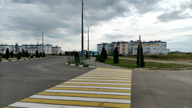 В преддверии нового учебного года в Балабанове обновляют разметку на пешеходных переходах рядом с образовательными учреждениями