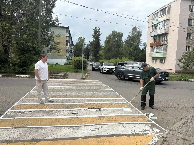 В преддверии нового учебного года в Балабанове обновляют разметку на пешеходных переходах рядом с образовательными учреждениями