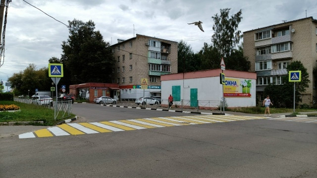 В преддверии нового учебного года в Балабанове обновляют разметку на пешеходных переходах рядом с образовательными учреждениями