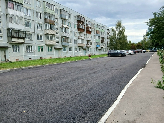 В балабановском «городке» завершено асфальтирование придомой территории на Дзержинского, 105
