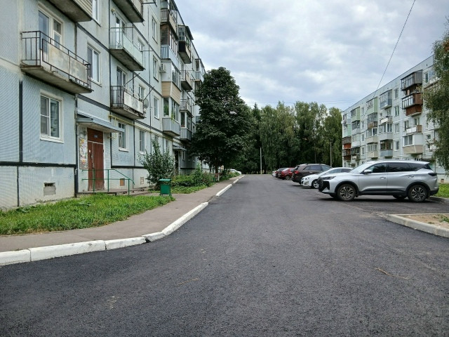 В балабановском «городке» завершено асфальтирование придомой территории на Дзержинского, 105