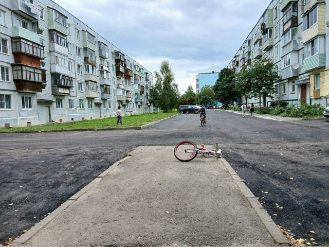 В балабановском «городке» завершено асфальтирование придомой территории на Дзержинского, 105