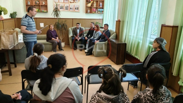 Депутаты Думы Боровского муниципального округа поддержали акцию «Собери ребёнка в школу», которую объявил центр «Гармония»