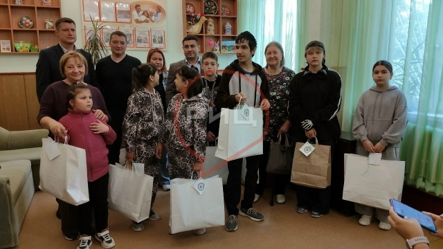 Депутаты Думы Боровского муниципального округа поддержали акцию «Собери ребёнка в школу», которую объявил центр «Гармония»