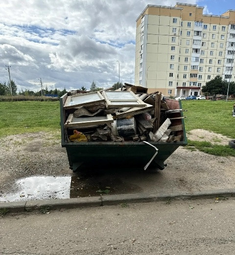 Сотрудники управляющей компании «Балабаново» который день расчищают от скопившегося хлама подвал дома №7 на улице Гагарина