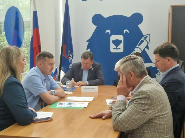 Молодежь Боровского округа рассказала депутату Госдумы Геннадию СКЛЯРУ и председателю Законодательного Собрания области Геннадию НОВОСЕЛЬЦЕВУ о своих проектах и идеях