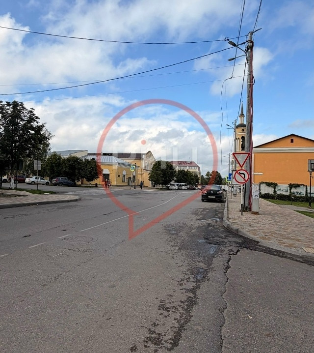 В Боровске рассмотрят возможность установки знака «Остановка запрещена» вдоль улицы Ленина напротив памятника адмиралу Сенявину