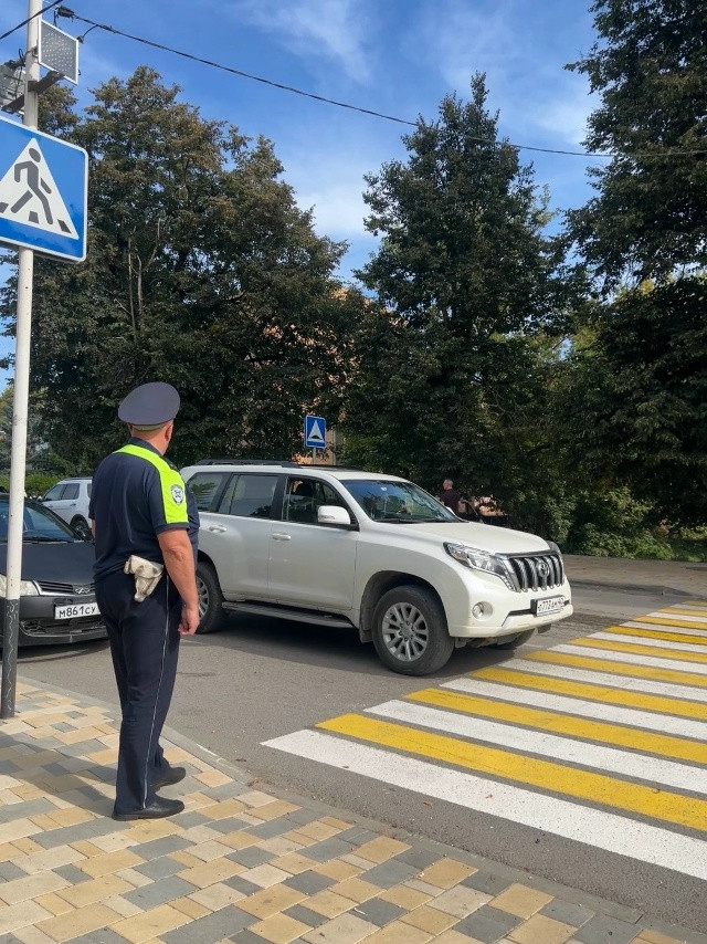В День знаний сотрудник Госавтоинспекции ОМВД «Боровский» Алексей НАЗАРОВ вышел на профилактическое патрулирование в рамках акции «На дороге без ошибок»