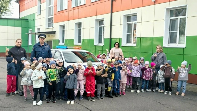 В гости к воспитанникам ермолинского детского сада «Аленушка» заглянул старший инспектор ДПС Алексей Назаров