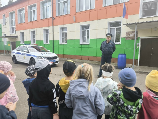 В гости к воспитанникам ермолинского детского сада «Аленушка» заглянул старший инспектор ДПС Алексей Назаров