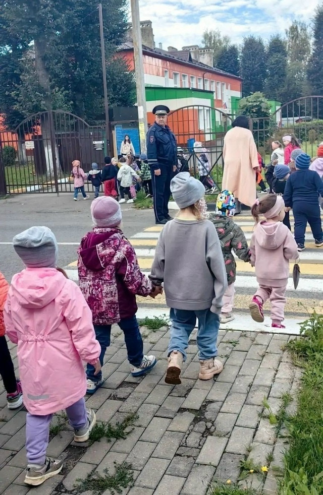 В гости к воспитанникам ермолинского детского сада «Аленушка» заглянул старший инспектор ДПС Алексей Назаров