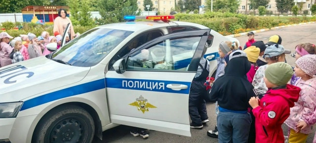 В гости к воспитанникам ермолинского детского сада «Аленушка» заглянул старший инспектор ДПС Алексей Назаров