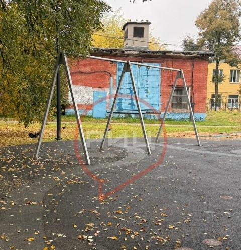 Жители Ермолина, прогуливаясь в городском парке, обратили внимание на то, что от детской площадки, построенной в 2024 году, практически ничего не осталось