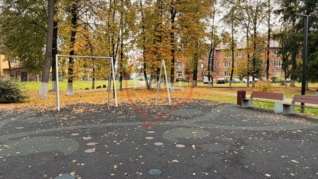 Жители Ермолина, прогуливаясь в городском парке, обратили внимание на то, что от детской площадки, построенной в 2024 году, практически ничего не осталось