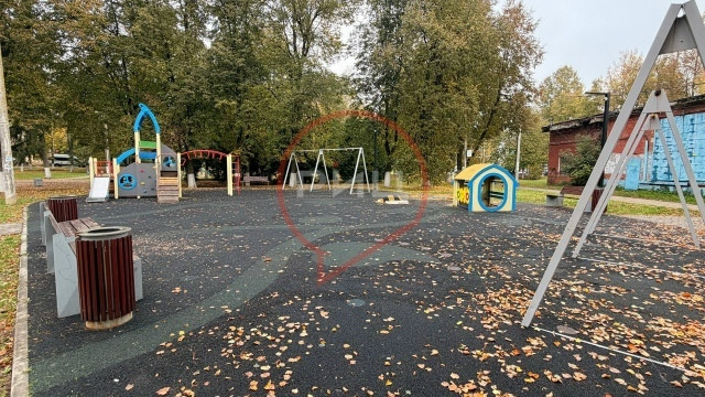 Жители Ермолина, прогуливаясь в городском парке, обратили внимание на то, что от детской площадки, построенной в 2024 году, практически ничего не осталось