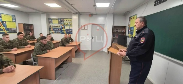 В расположении войсковой части 74885 состоялась рабочая встреча личного состава с инспектором Госавтоинспекции Алексеем НАЗАРОВЫМ