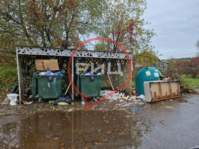 Контейнерная площадка в боровском природном парке «Текижа» превратилась в настоящую свалку