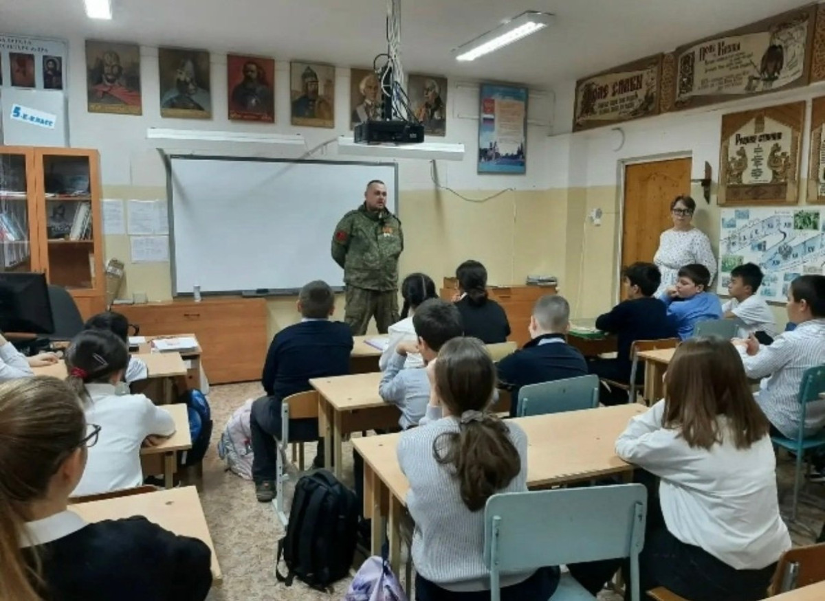 В гостях у ворсинских шестиклассников побывал участник СВО с позывным «Моно»