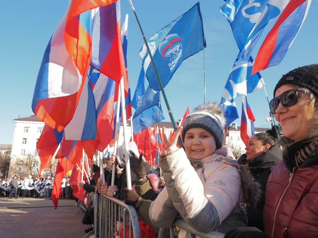 Владислав Шапша на праздничном концерте в Калуге поздравил калужан с восьмой годовщиной воссоединения Крыма с Россией