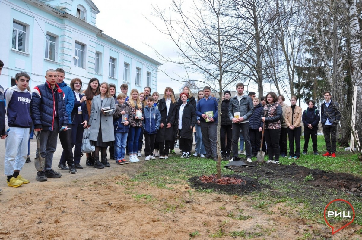 Флаг культурной преемственности упавшему Тургеневскому дубу подняли ученики второй боровской школы