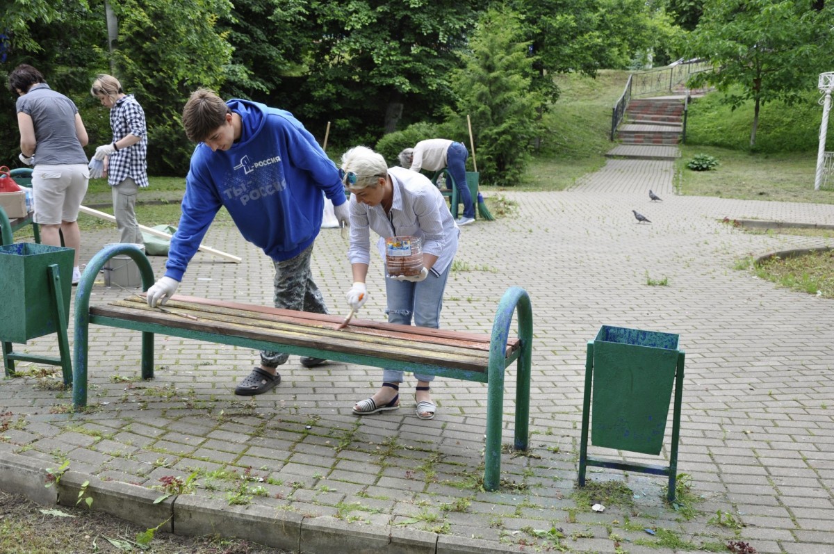 События боровского. Лавочка в парке. Скамейка в парке. Парк скамейка. Скамейка в парке парк.