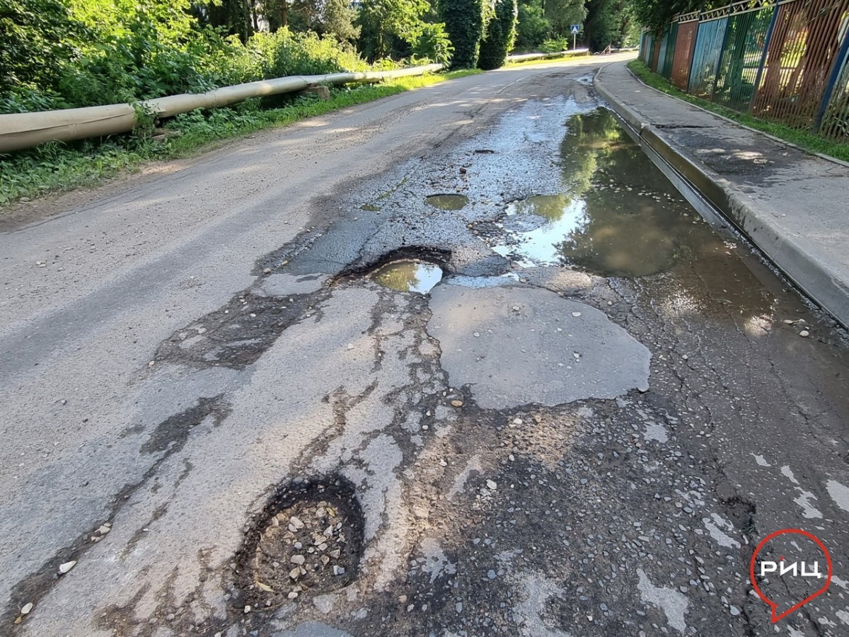 В Боровске появился участок дороги, который может «разуть» невнимательного автомобилиста на ходу