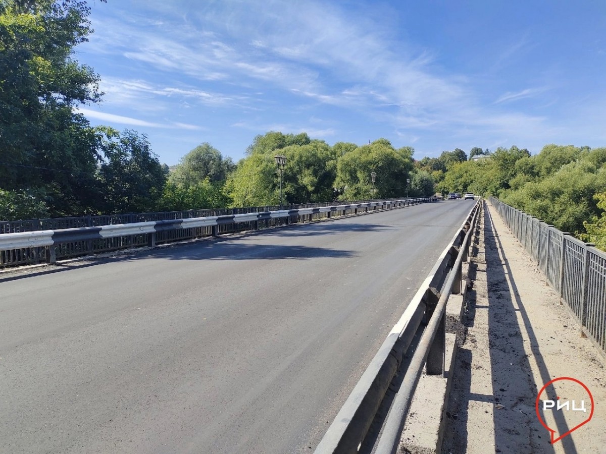 В Боровске обновили асфальт на мосту