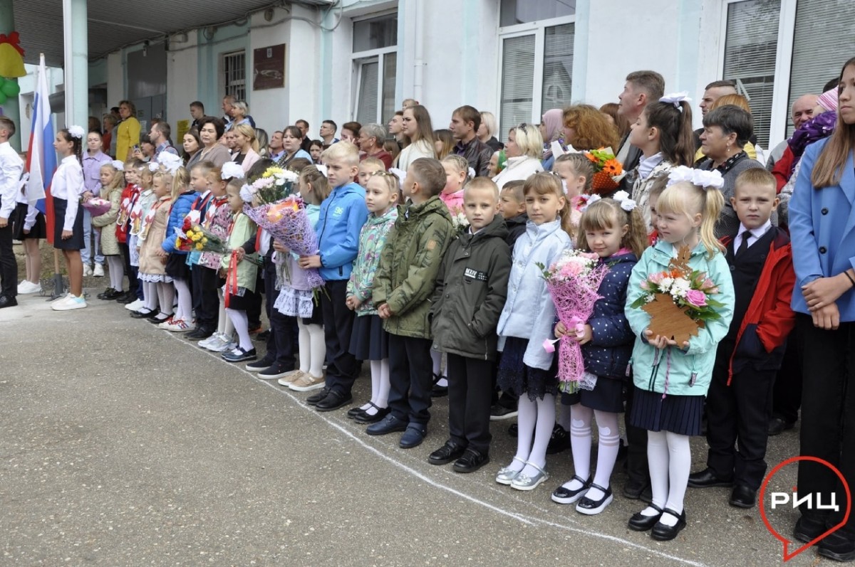 В боровской второй школе состоялась линейка, посвящённая Дню знаний