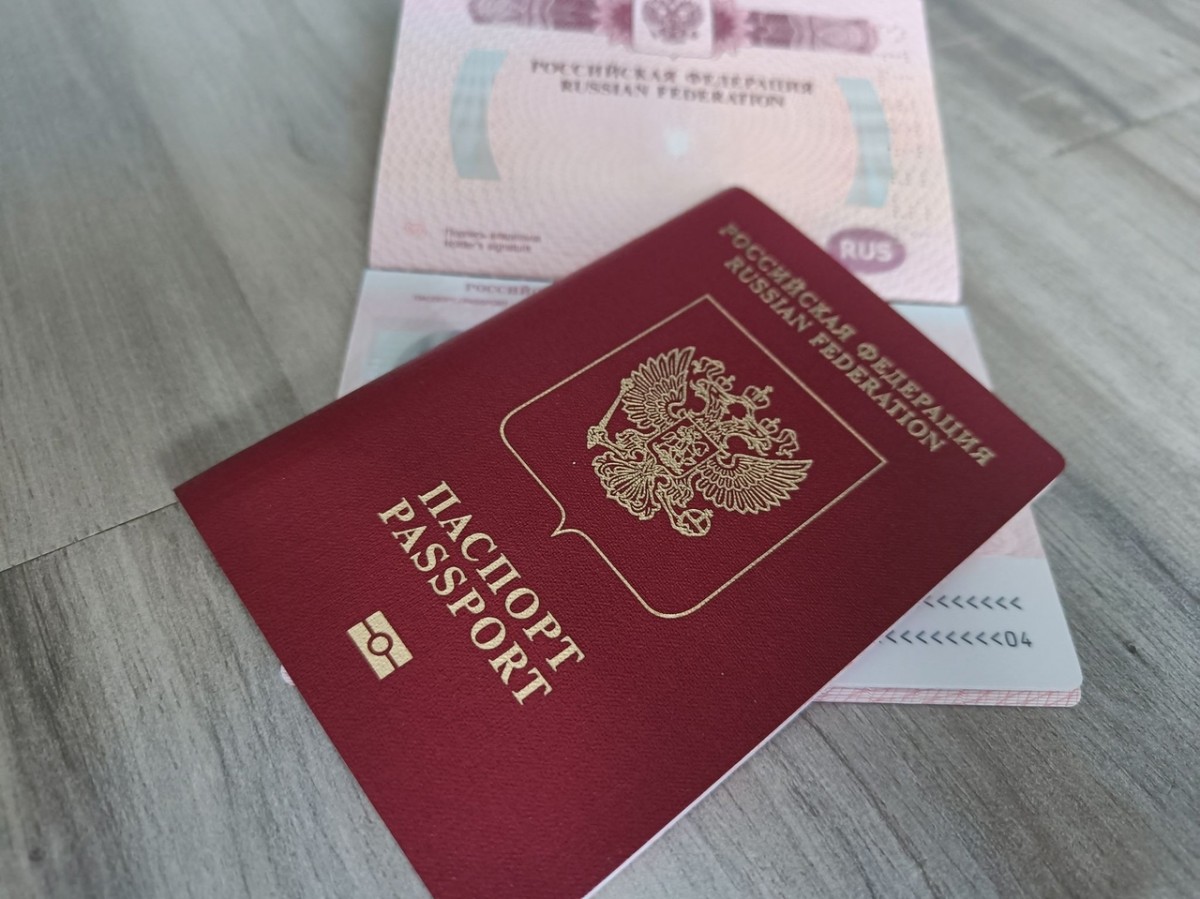 Россияне снова могут подавать документы на выдачу загранпаспорта сроком на десять лет