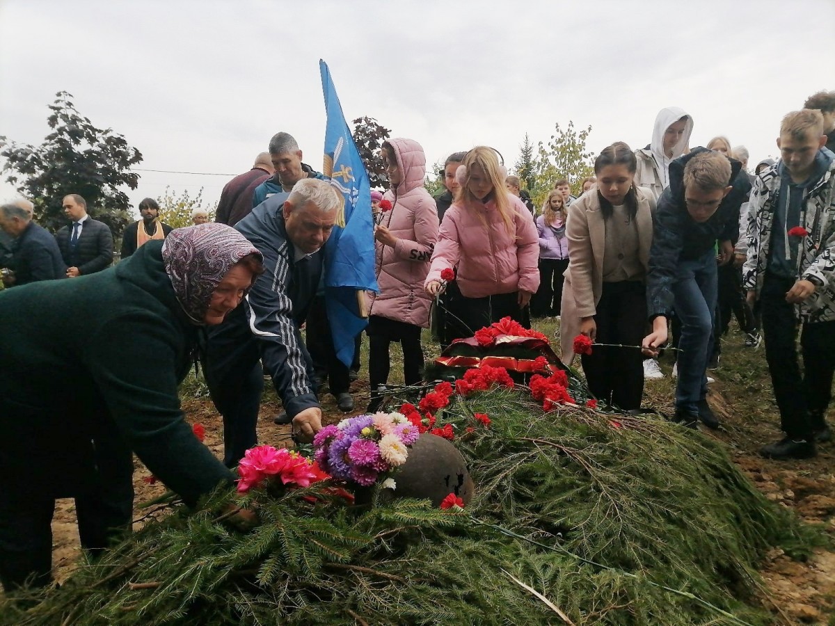 В деревне Добрино состоялась церемония перезахоронения останков бойцов Красной армии, погибших в годы Великой Отечественной войны