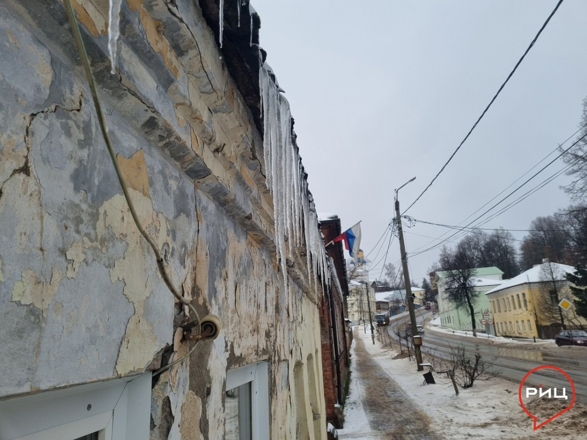 Жителям Боровского района, а также собственникам технических и торговых помещений, напоминают о своевременной уборке крыш от наледи и сосулек