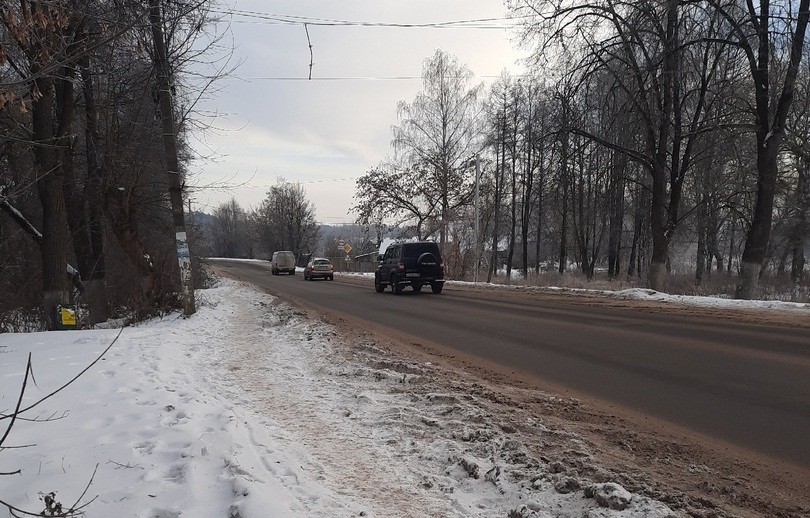 Автобусная остановка на Долах в Боровске продолжает вызывать бурю эмоций у жителей нескольких улиц