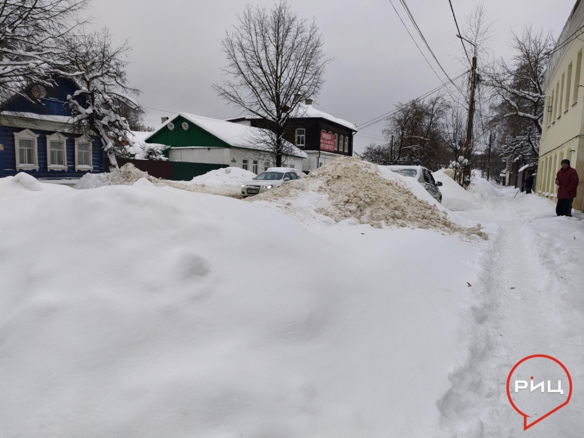 «Если подрядчик не справляется, то чиновник сам берет лопату и идет снег грести», - считает глава района Анатолий БЕЛЬСКИЙ