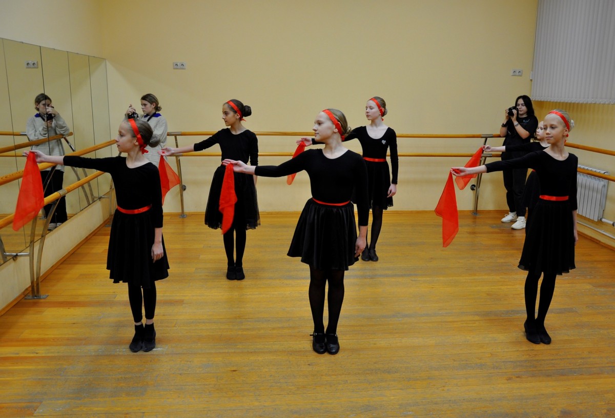 Народный самодеятельный хореографический коллектив «Боровские самоцветы» провел открытый урок