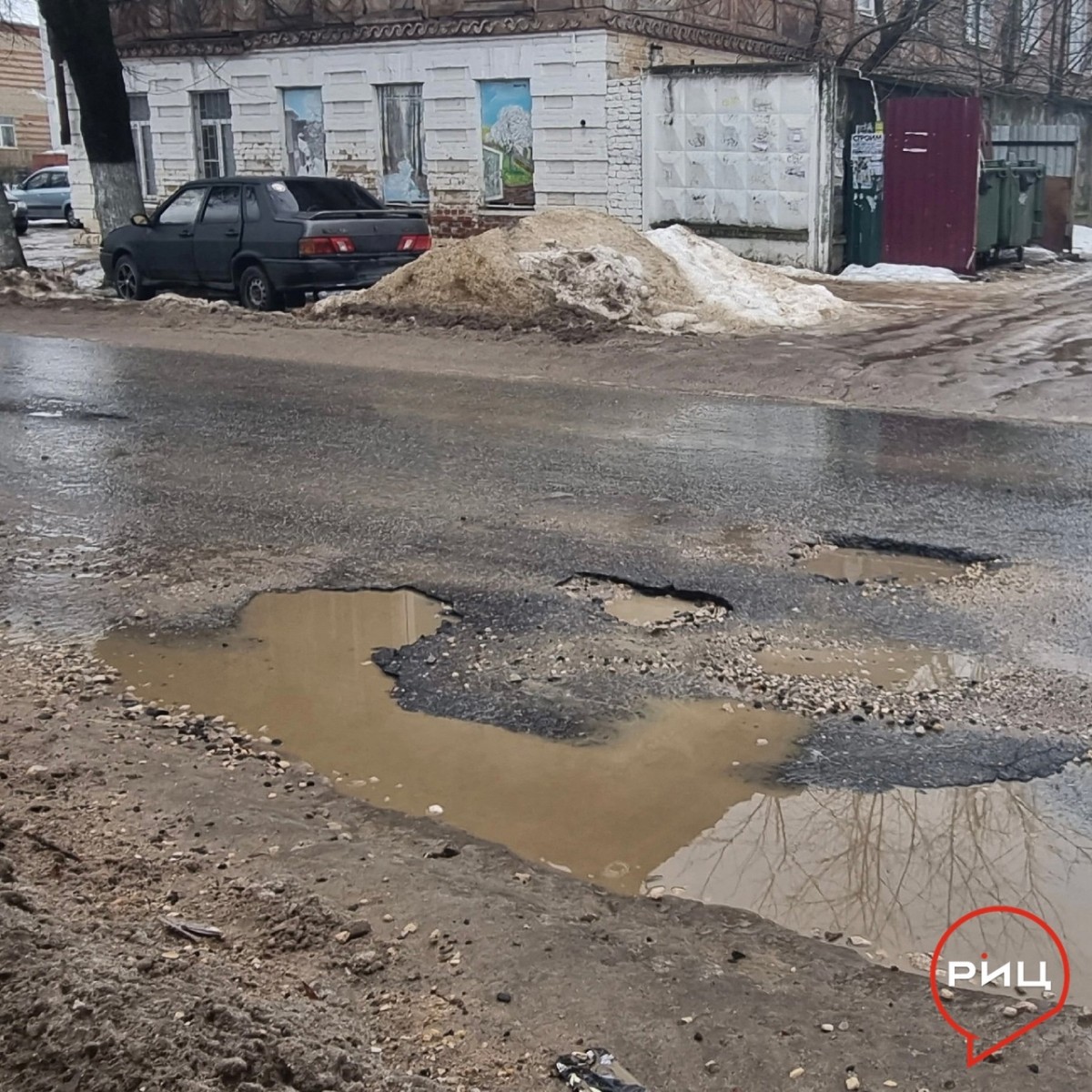 Залатать ямы на основных дорогах Боровска должны на этой неделе