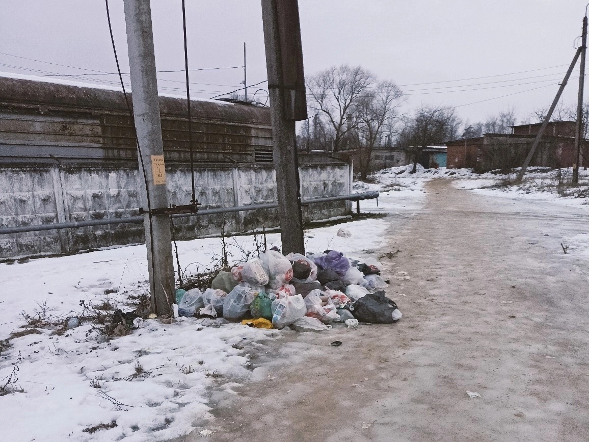 Жители Балабанова пожаловались на стихийную свалку на улице Московской, которая увеличивалась с каждым днем