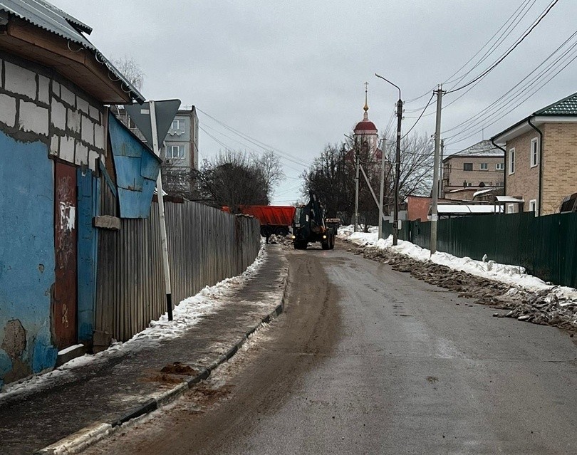 В Боровске приступили к очистке от наледи улицы Мира