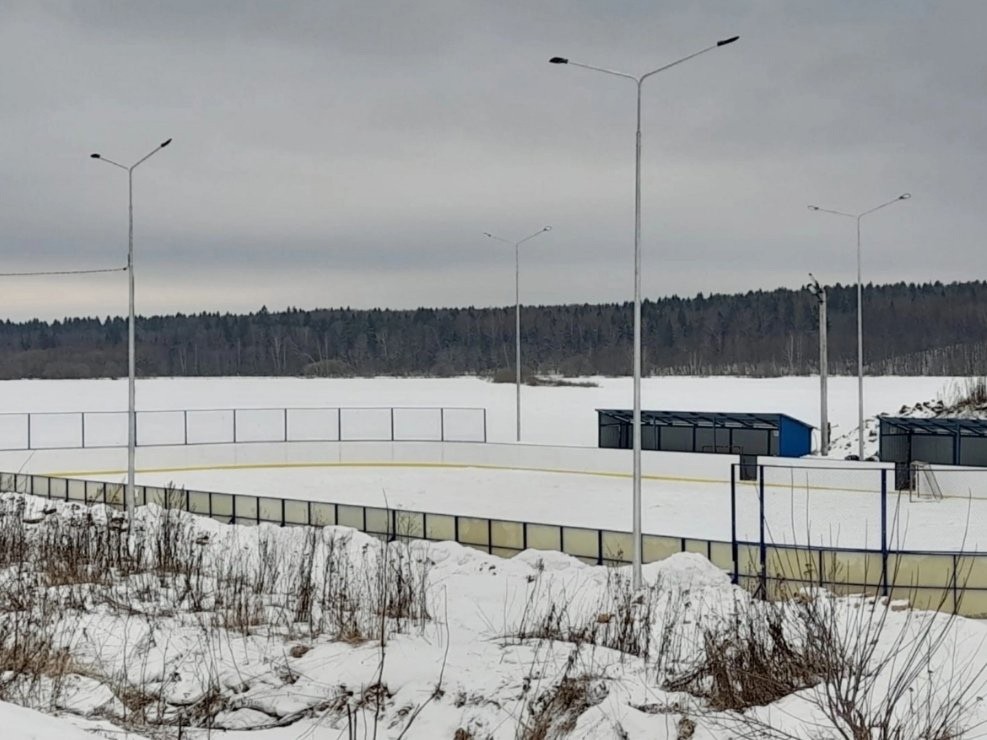 На каток в деревне Кривское добавили света