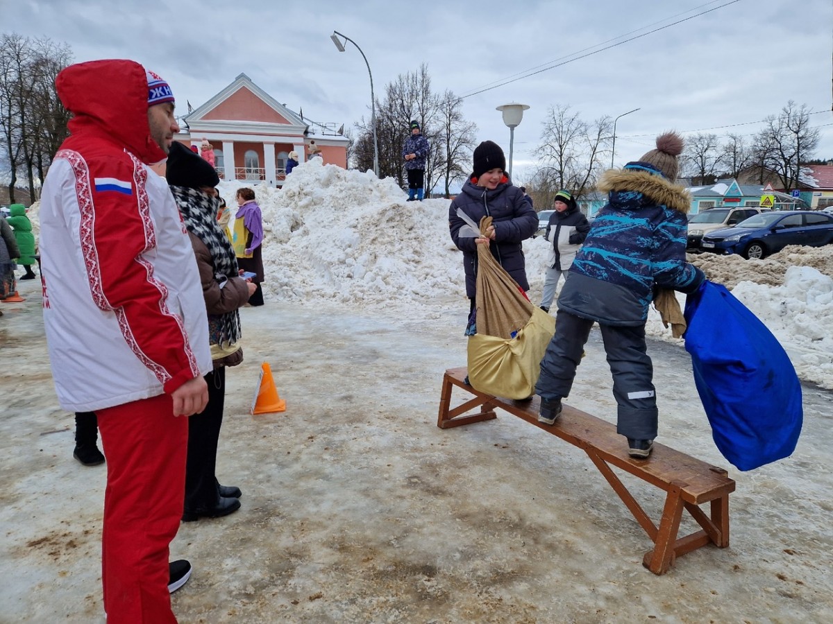 Зимними детскими забавами и благотворительной ярмаркой балабановцы проводили зиму
