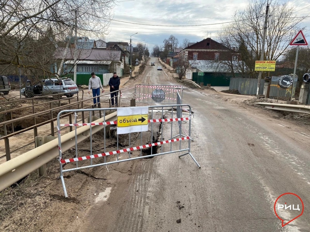 Провал грунта на улице Урицкого в Боровске исследует комиссия