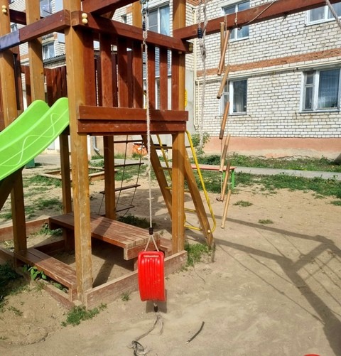 Качели, которые так просили починить жители дома №24 по улице Петра Шувалова в Боровске, так и не дождались ремонта