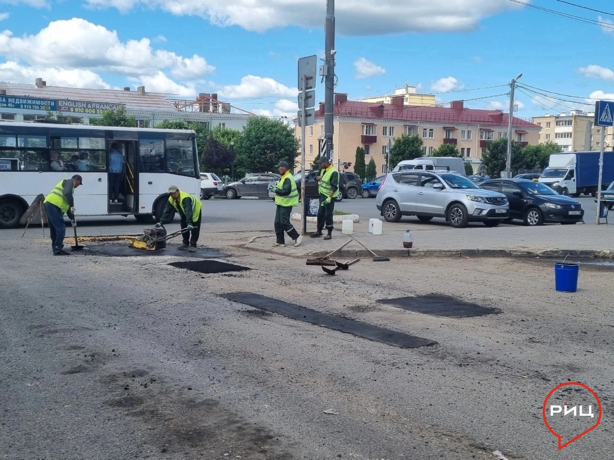 В Балабанове сотрудники подрядчика «Динас-Сервис» провели ямочный ремонт дороги возле вокзала