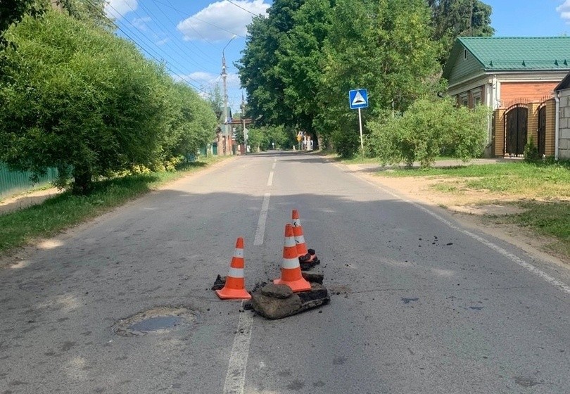 В Боровске на улице Мира при проведении работ по ямочному ремонту произошел обвал грунта