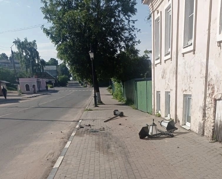 Автомобилист, испортивший фонарь в Боровске, восстановил конструкцию